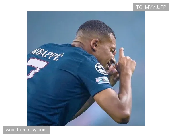 巴黎圣日耳曼重返榜首压力不减 后续赛程将面临多线作战考验